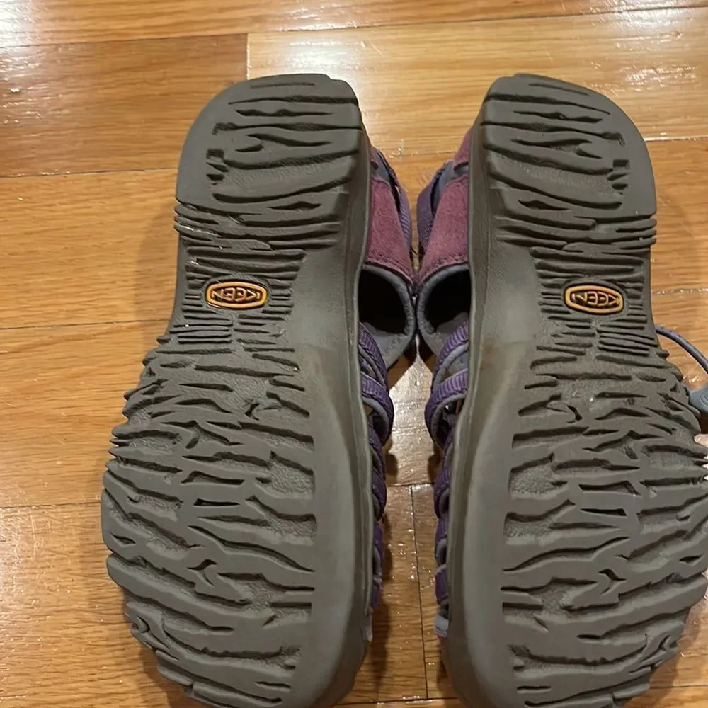 𝅺KEEN girls waterproof sandals size 3.